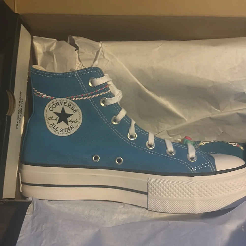 NWT Converse Chuck Taylor All Star Lift Platform Embroidered Bracelet